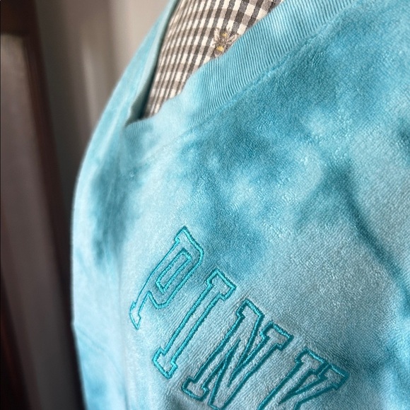 PINK Victoria's Secret Women's Blue Tie-Dye V-Neck Sweatshirt - Picture 5 of 6
